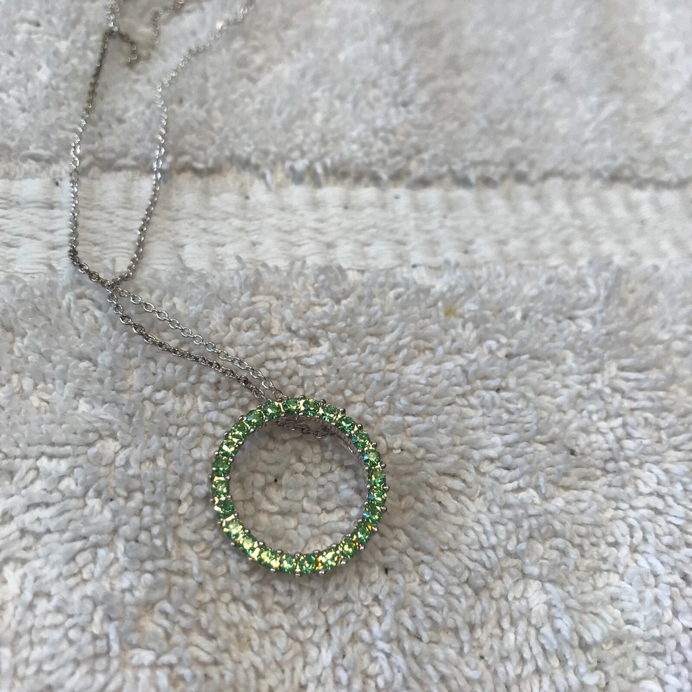 AVON Delicate GREEN RHINESTONE Circle Pendant Necklace Silver Tone Chain